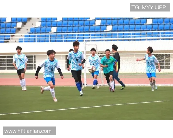 少女运足球展现青春活力与梦想追逐的精彩瞬间