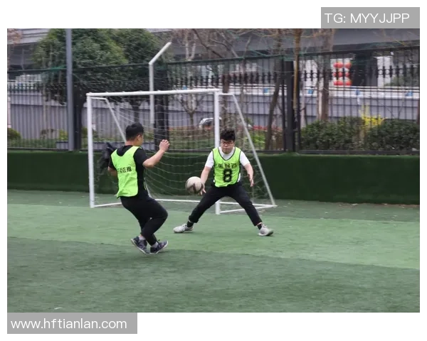 炫舞手持足球展现青春活力与激情碰撞的完美结合