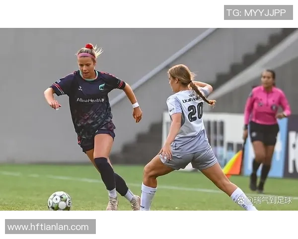 足球弹到绿茵场上的瞬间如何改变比赛的命运与球员的心态